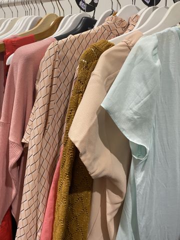 661477-96 Entire women's and men's clothing store, large batch of designer clothes and shop fittings.