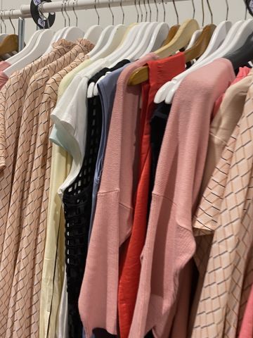 661477-97 Entire women's and men's clothing store, large batch of designer clothes and shop fittings.