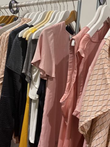 661477-98 Entire women's and men's clothing store, large batch of designer clothes and shop fittings.