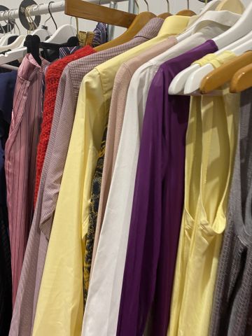 661477-99 Entire women's and men's clothing store, large batch of designer clothes and shop fittings.