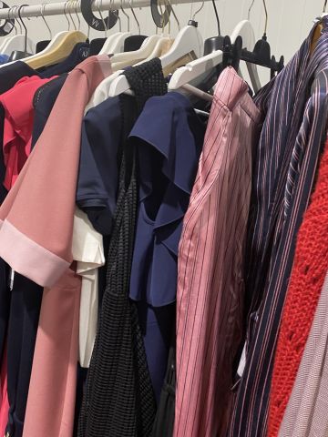 661477-100 Entire women's and men's clothing store, large batch of designer clothes and shop fittings.