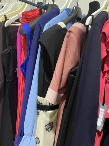 661477-102 Entire women's and men's clothing store, large batch of designer clothes and shop fittings.