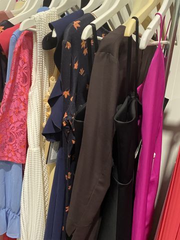 661477-103 Entire women's and men's clothing store, large batch of designer clothes and shop fittings.