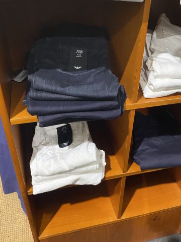 661477-104 Entire women's and men's clothing store, large batch of designer clothes and shop fittings.