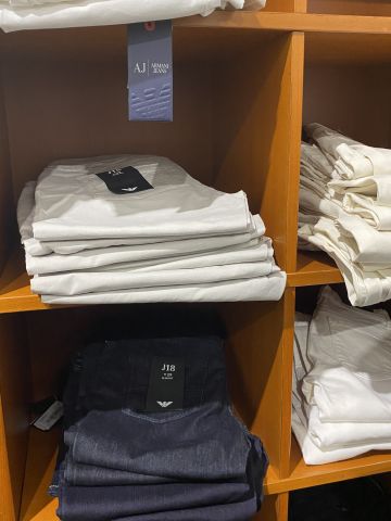 661477-105 Entire women's and men's clothing store, large batch of designer clothes and shop fittings.