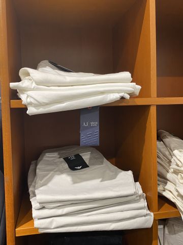 661477-106 Entire women's and men's clothing store, large batch of designer clothes and shop fittings.