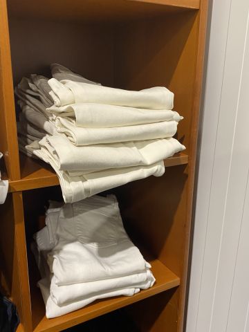 661477-107 Entire women's and men's clothing store, large batch of designer clothes and shop fittings.