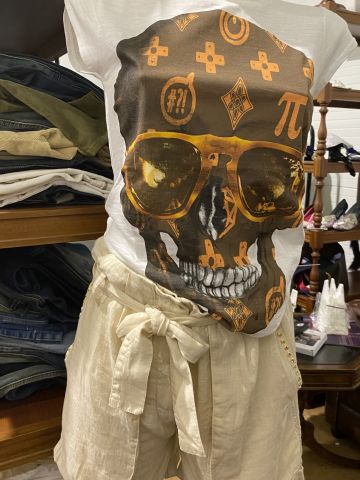 661477-108 Entire women's and men's clothing store, large batch of designer clothes and shop fittings.