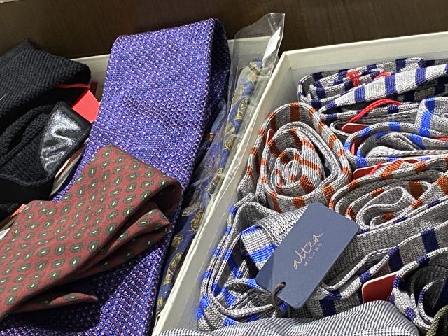 661477-110 Entire women's and men's clothing store, large batch of designer clothes and shop fittings.