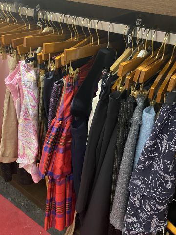 661477-111 Entire women's and men's clothing store, large batch of designer clothes and shop fittings.
