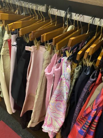 661477-112 Entire women's and men's clothing store, large batch of designer clothes and shop fittings.