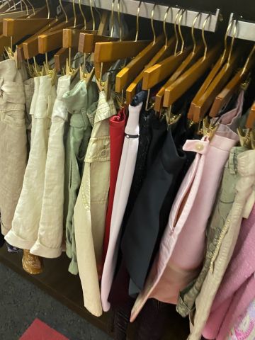 661477-113 Entire women's and men's clothing store, large batch of designer clothes and shop fittings.