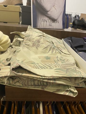 661477-116 Entire women's and men's clothing store, large batch of designer clothes and shop fittings.