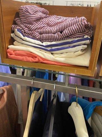 661477-121 Entire women's and men's clothing store, large batch of designer clothes and shop fittings.