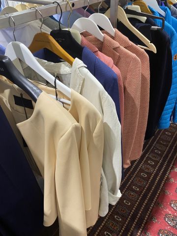 661477-122 Entire women's and men's clothing store, large batch of designer clothes and shop fittings.