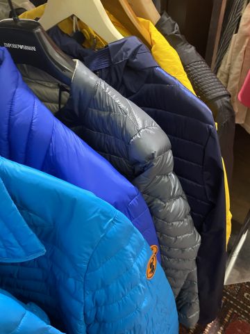 661477-123 Entire women's and men's clothing store, large batch of designer clothes and shop fittings.