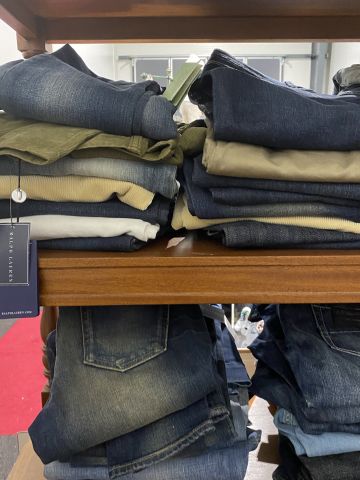 661477-125 Entire women's and men's clothing store, large batch of designer clothes and shop fittings.