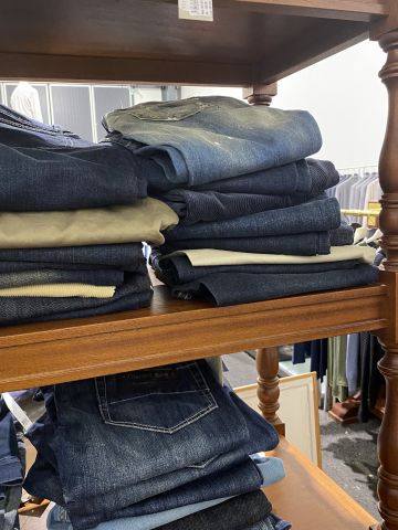 661477-126 Entire women's and men's clothing store, large batch of designer clothes and shop fittings.