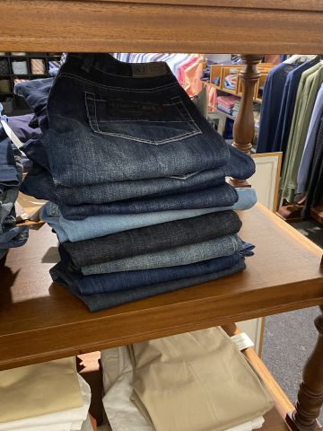 661477-127 Entire women's and men's clothing store, large batch of designer clothes and shop fittings.