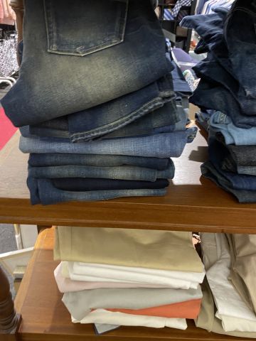 661477-128 Entire women's and men's clothing store, large batch of designer clothes and shop fittings.