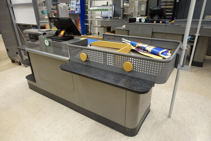 728055-9 Checkout counter with tobacco rack