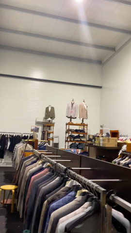 661477-133 Entire women's and men's clothing store, large batch of designer clothes and shop fittings.