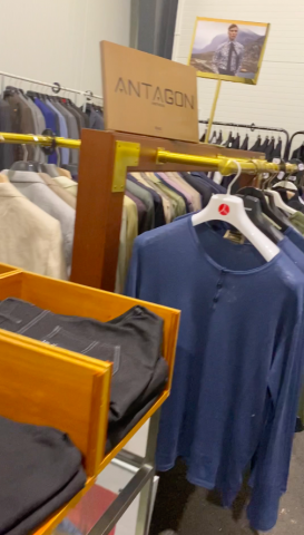 661477-135 Entire women's and men's clothing store, large batch of designer clothes and shop fittings.