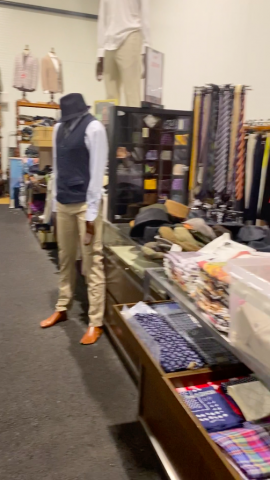 661477-142 Entire women's and men's clothing store, large batch of designer clothes and shop fittings.