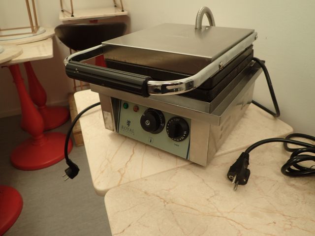 688989-1 Waffle iron Royal RCWM-2000-E