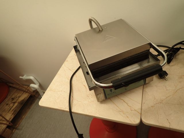 688989-3 Waffle iron Royal RCWM-2000-E