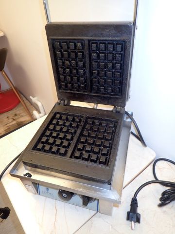 688989-4 Waffle iron Royal RCWM-2000-E