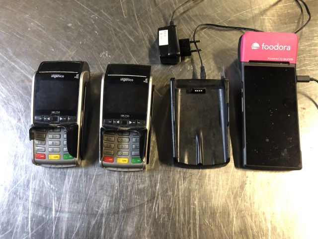 422477-1 2 card pullers, charger and a foodora terminal