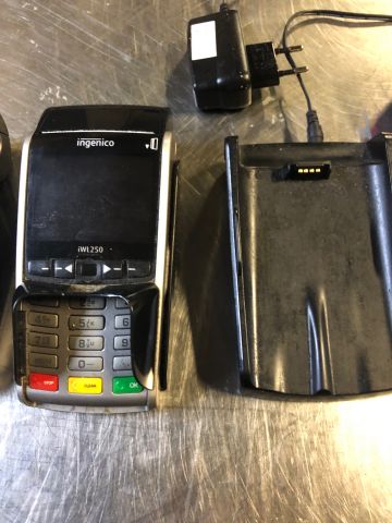 422477-3 2 card pullers, charger and a foodora terminal