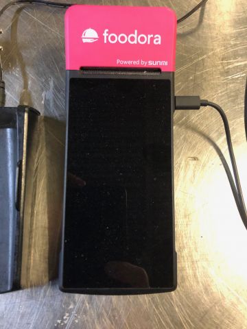 422477-4 2 card pullers, charger and a foodora terminal