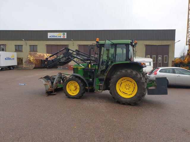 732154-3 John Deere 6110 SE 4WD 2002 with equipment (STG391)