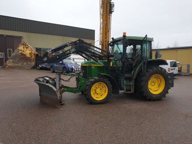 732154-2 John Deere 6110 SE 4WD 2002 with equipment (STG391)