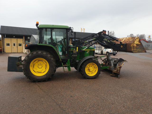 732154-7 John Deere 6110 SE 4WD 2002 with equipment (STG391)