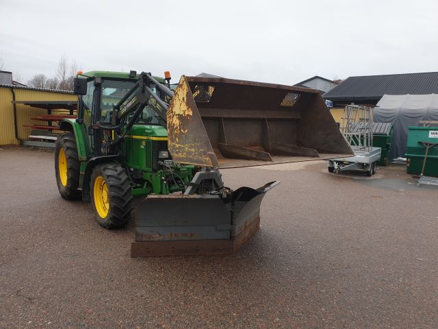 732154-8 John Deere 6110 SE 4WD 2002 with equipment (STG391)