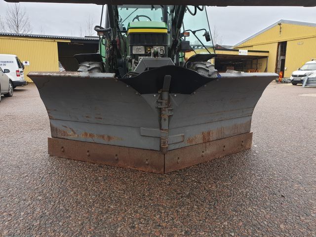 732154-10 John Deere 6110 SE 4WD 2002 with equipment (STG391)