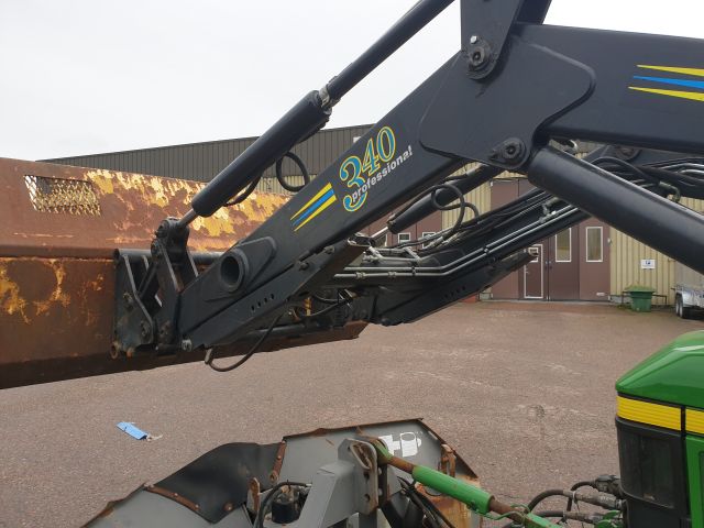 732154-19 John Deere 6110 SE 4WD 2002 with equipment (STG391)