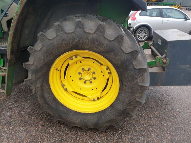 732154-27 John Deere 6110 SE 4WD 2002 with equipment (STG391)