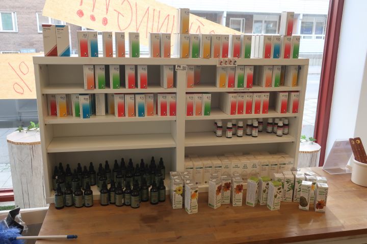 732935-2 Assortment of homeopathic drops etc., i.a. Dr. Reckeweg, Herbalists. Approx: 260 products