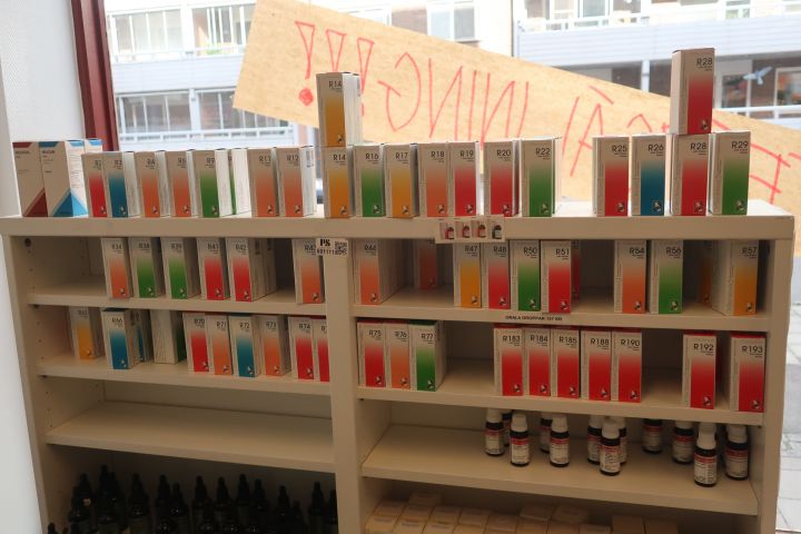 732935-3 Assortment of homeopathic drops etc., i.a. Dr. Reckeweg, Herbalists. Approx: 260 products