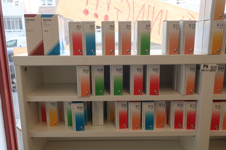 732935-5 Assortment of homeopathic drops etc., i.a. Dr. Reckeweg, Herbalists. Approx: 260 products