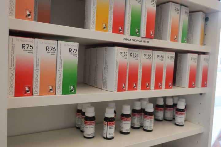 732935-7 Assortment of homeopathic drops etc., i.a. Dr. Reckeweg, Herbalists. Approx: 260 products