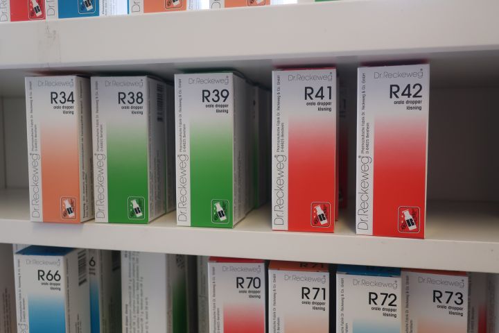 732935-9 Assortment of homeopathic drops etc., i.a. Dr. Reckeweg, Herbalists. Approx: 260 products