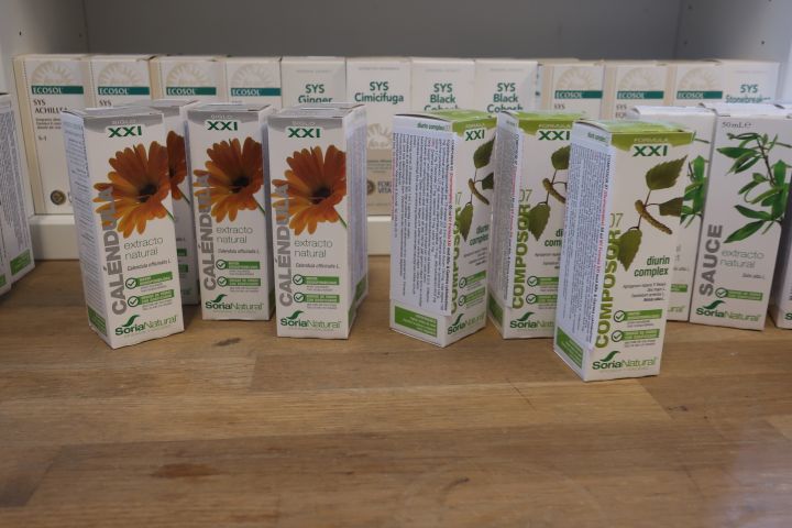 732935-12 Assortment of homeopathic drops etc., i.a. Dr. Reckeweg, Herbalists. Approx: 260 products