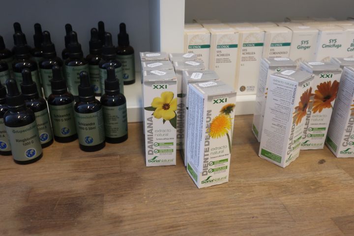 732935-15 Assortment of homeopathic drops etc., i.a. Dr. Reckeweg, Herbalists. Approx: 260 products