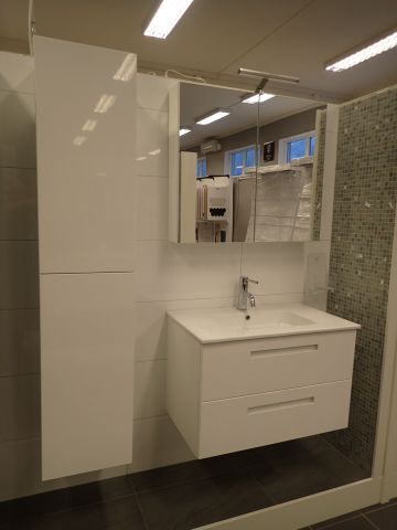 576498-1 Badrumsinredning Milano högblank vit 80cm