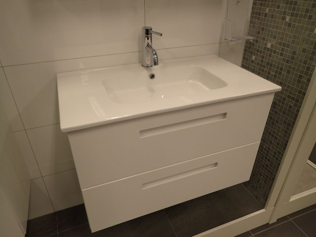 576498-2 Badrumsinredning Milano högblank vit 80cm